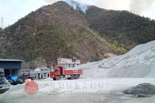 1212型液壓對輥破碎機重慶巫溪縣安裝現場 